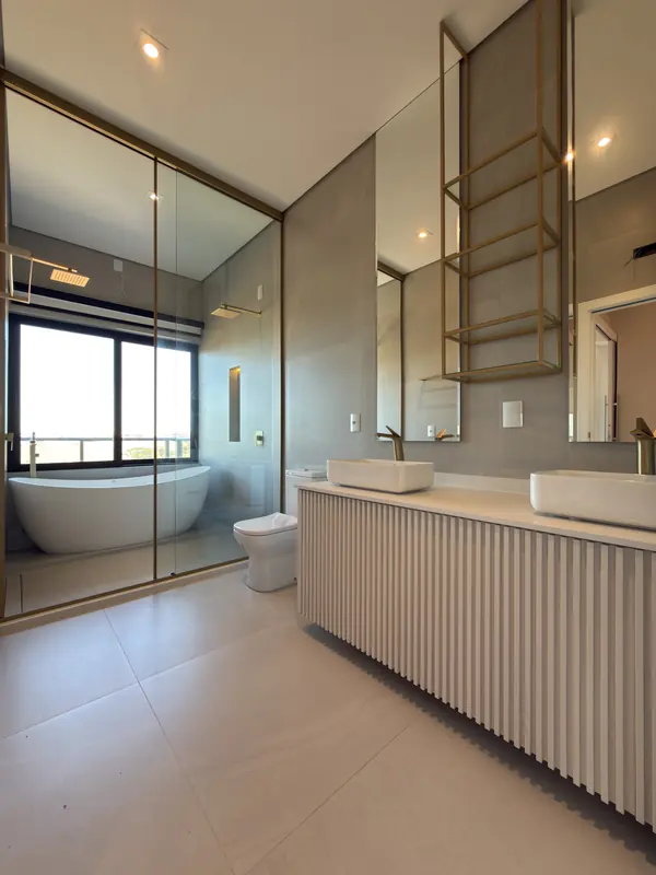 Sala de banho da master com dois lavatórios e banheira de imersão