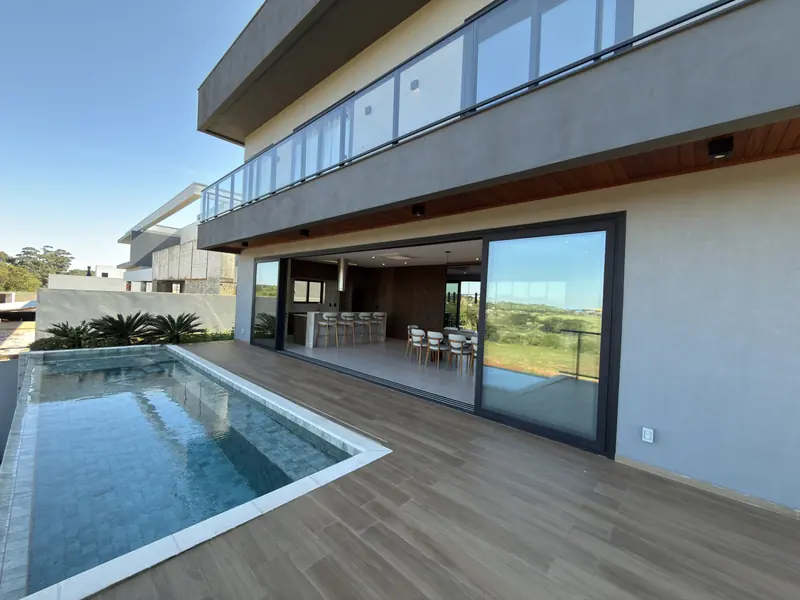 Fundos da casa: piscina aquecida, deck e a área gourmet aberta