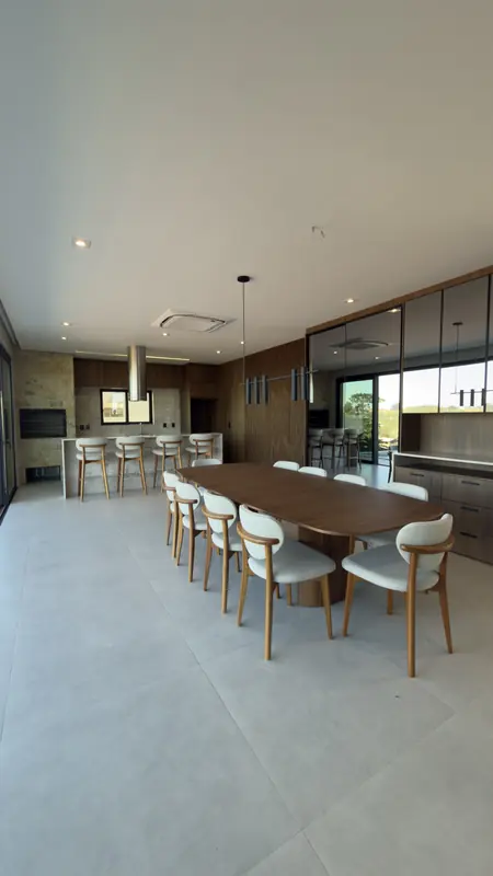 Mesa de jantar para dez lugares integrada à área gourmet